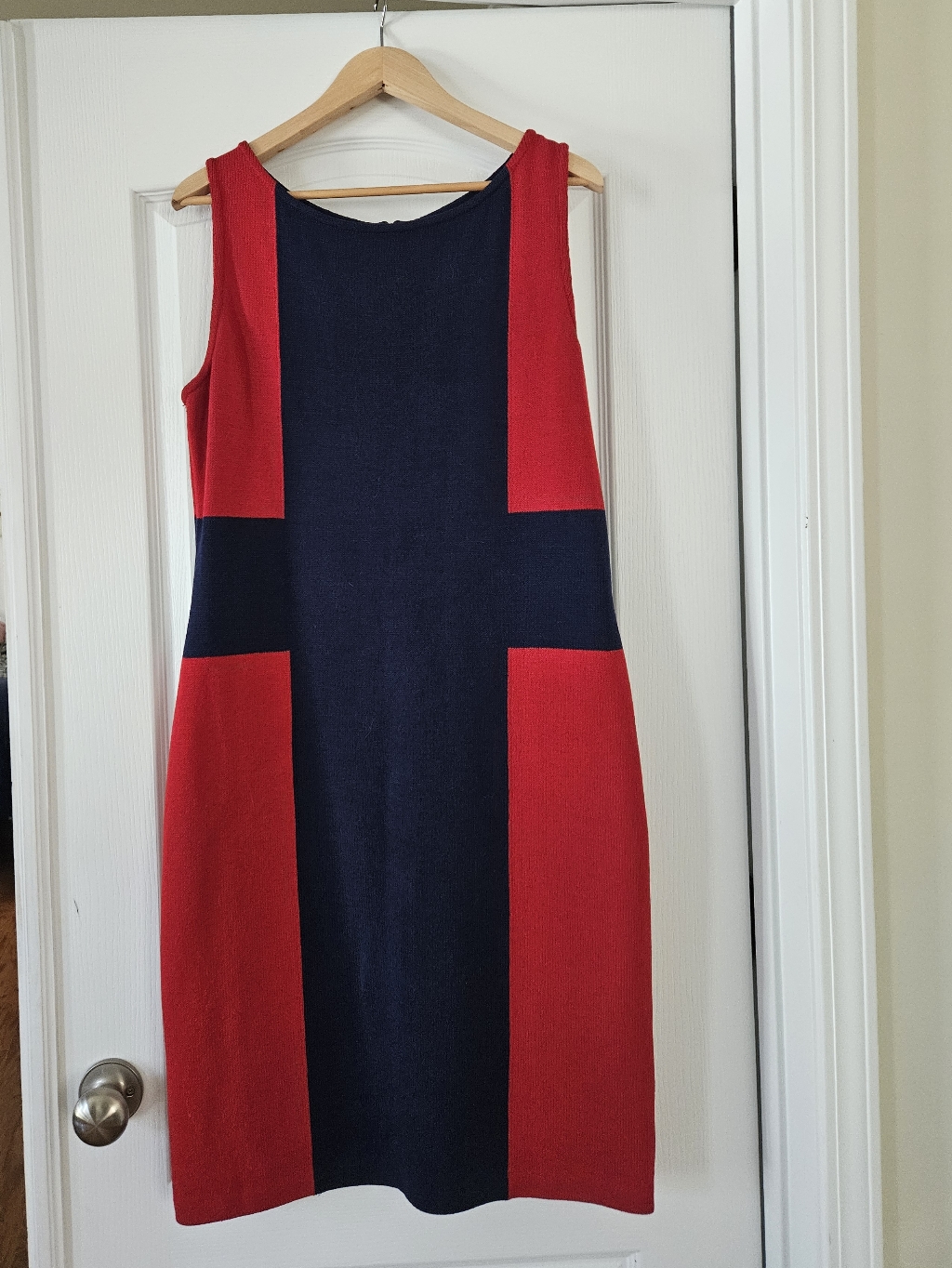 St. John Sleeveless Red And Navy Colorblock Knit Sheath Dress Size 14